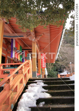 Lake Biwa, Shiga Prefecture: Kaizu Osaki, a famous spot in the northern part of the lake, and Amida Hall of Osakiji Temple 129551964