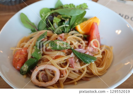 享受這盤清爽的魷魚秋葵意麵的色彩和質感 129552019