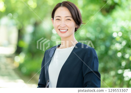 微笑的女商人 129553307