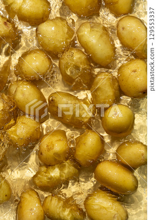 Whole Organic Raw Potatoes In Water Top View, Splash And Ripples. 129553337