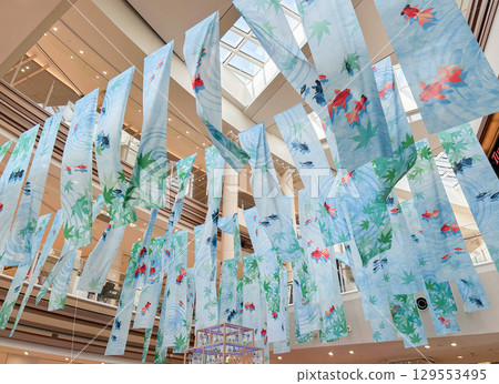 商業設施中庭懸掛的七夕裝飾和彩帶 129553495