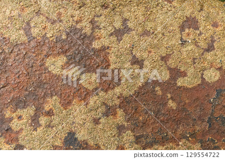Close-up of rusty metal with peeling paint pattern 129554722