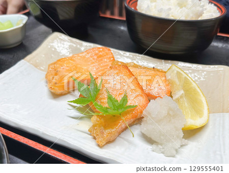 Grilled Salmon Belly 129555401
