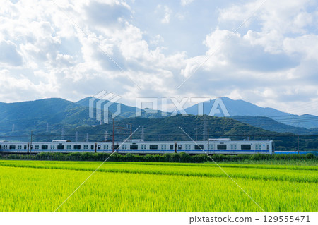 山腳下的景色、鄉村和行駛的火車 129555471