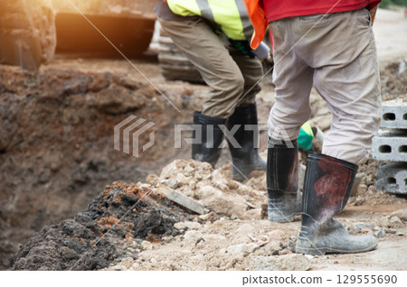 Workers working on construction sites Workers working on construction sites 129555690