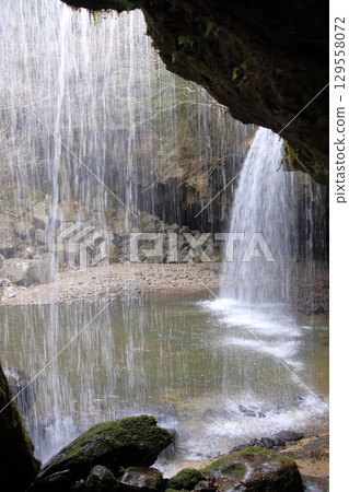 Nabegataki Falls, a famous waterfall in Aso, Kumamoto Prefecture 129558072