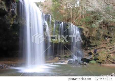 Nabegataki Falls, a famous waterfall in Aso, Kumamoto Prefecture 129558087