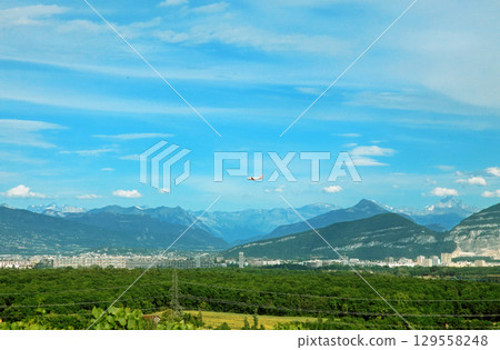The plane is approaching the Geneva airport for landing. The plane is approaching the Geneva airport for landing. 129558248