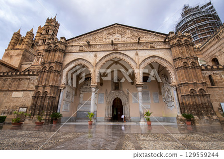 Spectacular entry  129559244