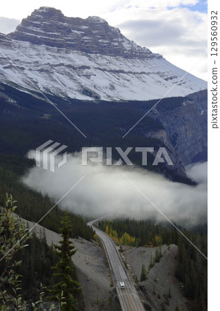 駕車穿越美麗的加拿大洛磯山脈 129560932