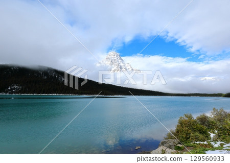 加拿大洛磯山脈和美麗的湖泊 129560933