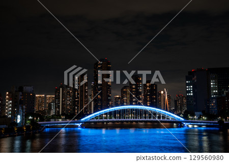 [東京]從隅田川大橋眺望永代橋和月島的夜景 129560980