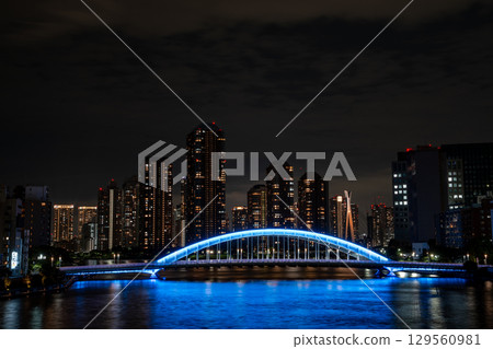 [東京]從隅田川大橋眺望永代橋和月島的夜景 129560981