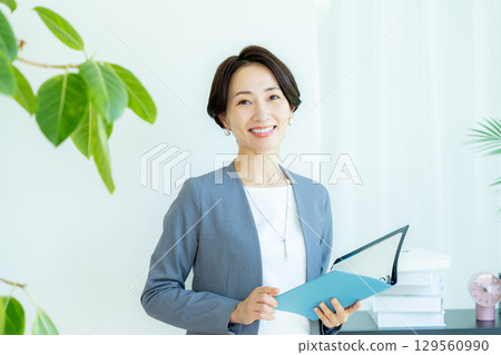 Business woman working in the office Business woman working in the office 129560990