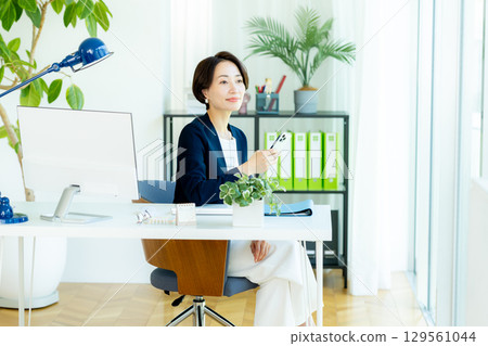 在辦公室使用智能手機的女商人 129561044