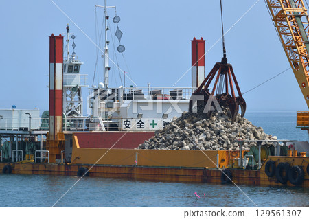 Port construction: Countermeasures for aging breakwaters: Rubble dumping for foundations using a GATT ship Port construction: Countermeasures for aging breakwaters: Rubble dumping for foundations using a GATT ship 129561307