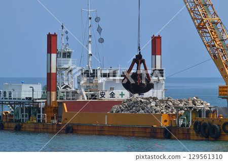 Port construction: Countermeasures for aging breakwaters: Rubble dumping for foundations using a GATT ship 129561310