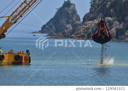 Port construction: Countermeasures for aging breakwaters: Rubble dumping for foundations using a GATT ship 129561311