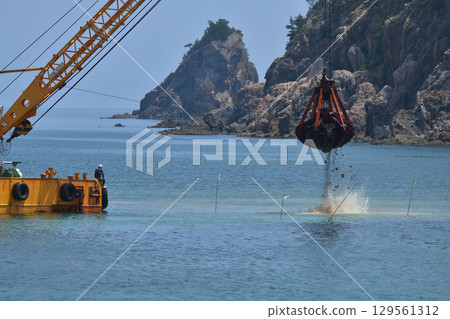 港口建設：老化防波堤的對策：使用 GATT 船舶傾倒碎石用於地基 129561312