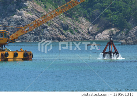 Port construction: Countermeasures for aging breakwaters: Rubble dumping for foundations using a GATT ship 129561315