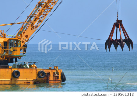 Port construction: Countermeasures for aging breakwaters: Rubble dumping for foundations using a GATT ship 129561318