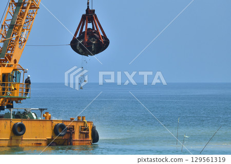 Port construction: Countermeasures for aging breakwaters: Rubble dumping for foundations using a GATT ship 129561319