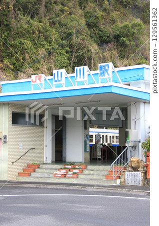 Japan's southernmost manned station: JR Yamakawa Station Japan's southernmost manned station: JR Yamakawa Station 129561362