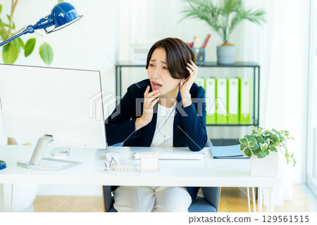 Business woman working in the office Business woman working in the office 129561515