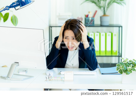 Business woman working in the office 129561517