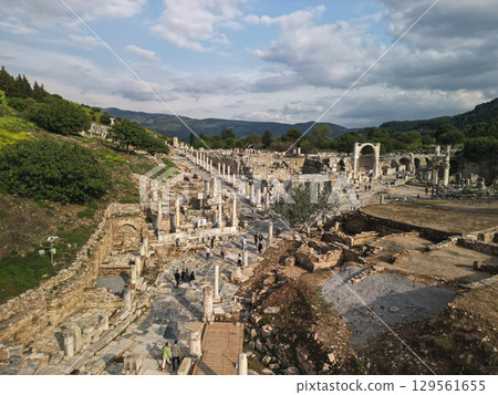 Aerial view of the Roman ruins and colonnaded avenue in Ephesus, Turkey 129561655