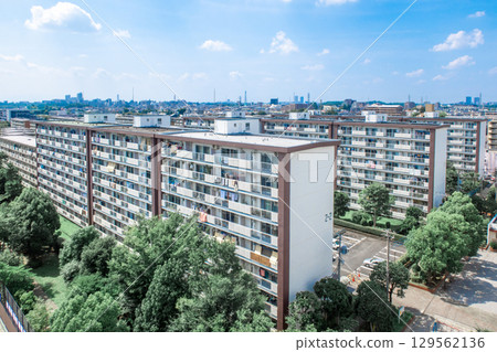 高層住宅區和清爽的藍天 高層住宅區和清爽的藍天 129562136