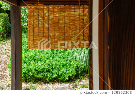 花園和竹簾 129562308