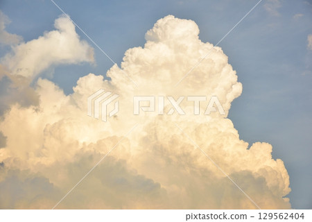 大片積雨雲覆蓋夏日傍晚的天空 129562404