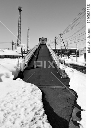 岩見澤市黑白相間的「人行天橋」伸向藍天 129562588