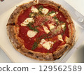 Margherita pizza 129562589