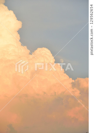 大片積雨雲覆蓋夏日傍晚的天空 129562654