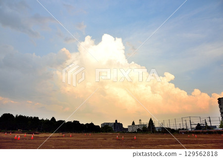 昭島市：夏日傍晚，大片積雨雲籠罩天空 129562818