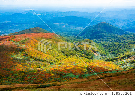 Climbing Mount Kurikoma in autumn (The Carpet of God seen from the summit of Mount Kurikoma) 129563201