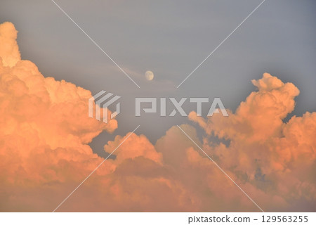 大片積雨雲覆蓋夏日傍晚的天空 129563255