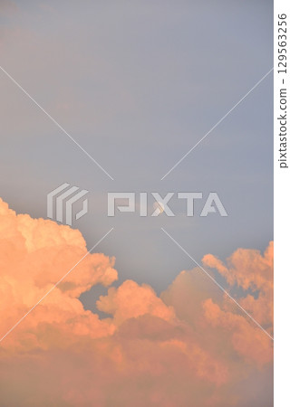 大片積雨雲覆蓋夏日傍晚的天空 129563256