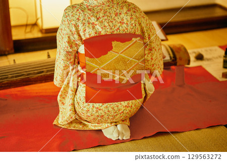 一位身著和服的女子正在彈奏古箏 129563272