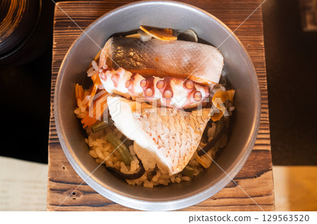 Japanese food, delicious kamameshi 129563520
