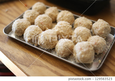 製作炸丸子 129563523