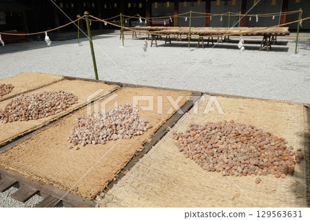 北野天滿宮的曬乾梅子 北野天滿宮的曬乾梅子 129563631