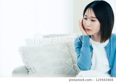 Young woman suffering in the living room 129563808