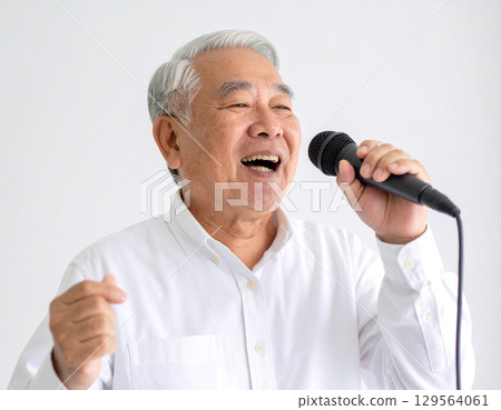 老人歡快地唱歌 129564061