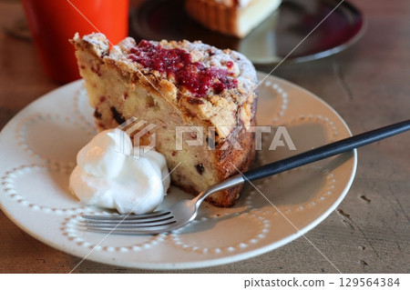 The aroma of berries and the warmth of baked goods — the sweet temptation of the cafe table 129564384