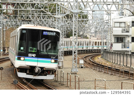 埼玉快速鐵路 2000 系列列車在東急目黑線上行駛，開往赤羽岩淵 129564391