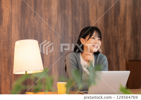 Young woman laptop computer 129564769