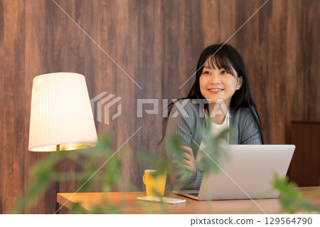 年輕女子的筆記型電腦 年輕女子的筆記型電腦 129564790